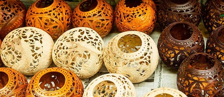 Artikel aus Holz, Kokosnuss und Palmenblättern