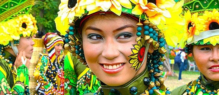 Santacruzan et Flores de Mayo
